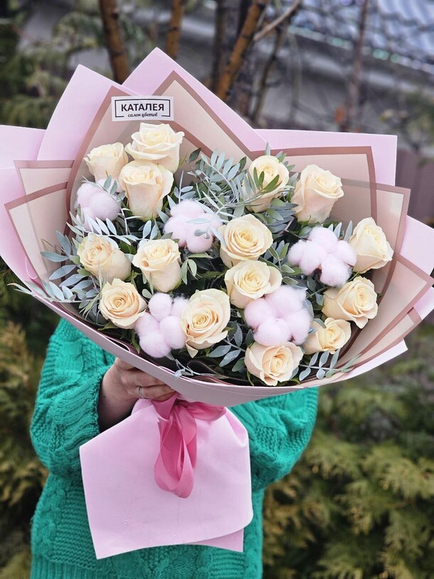 Букет с розами в дизайнерском оформлении, артикул F1242345 - 7161 рублей, доставка по городу. Flawery - доставка цветов