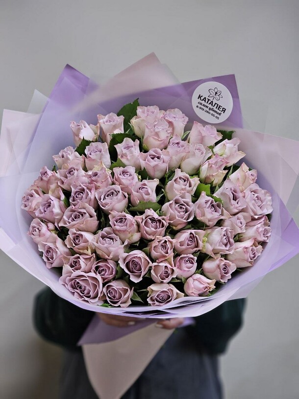 51 сиреневая роза, артикул F1244286 - 13676 рублей, доставка по городу. Flawery - доставка цветов