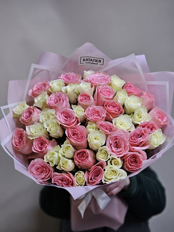 Нежный букет 51 розы, артикул F1245079 - 15052 рублей, доставка по городу. Flawery - доставка цветов