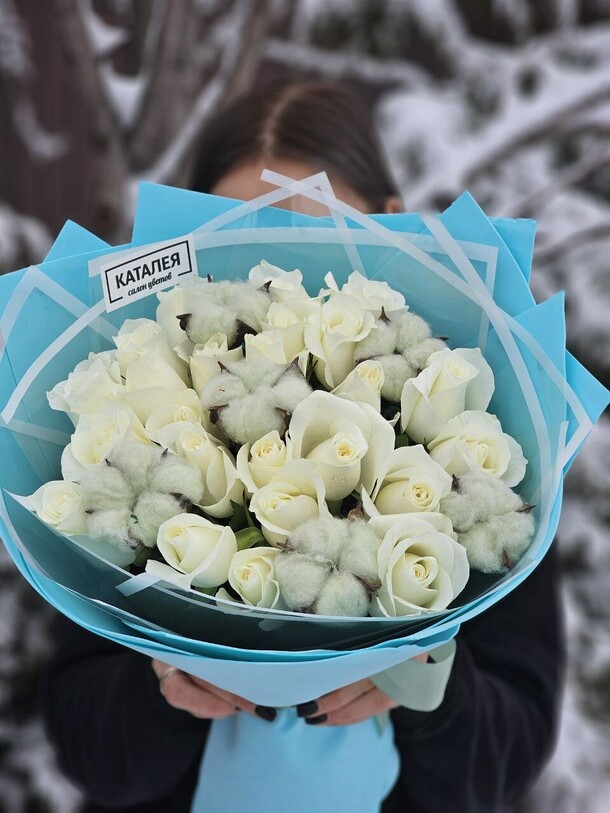 Букет 25 белых роз, артикул F1245112 - 7805 рублей, доставка по городу. Flawery - доставка цветов