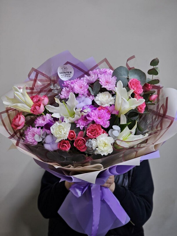 Букет микс с лилиями, артикул F1247928 - 10382 рублей, доставка по городу. Flawery - доставка цветов