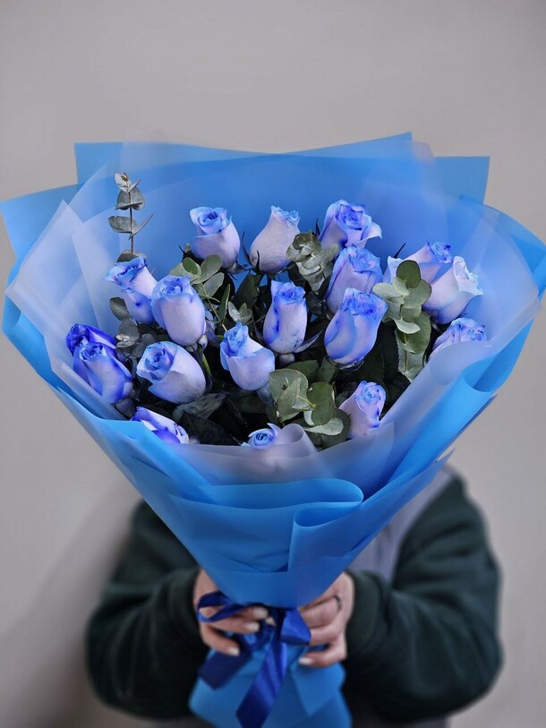 Букет с синей розочкой, артикул F1248771 - 8287 рублей, доставка по городу. Flawery - доставка цветов