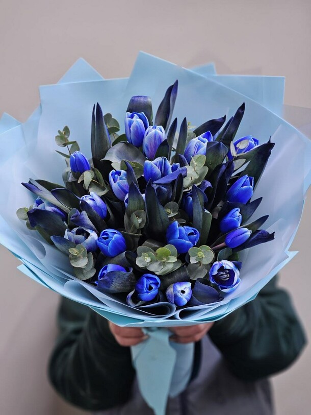 Букет с синими тюльпанами, артикул F1248774 - 10381 рублей, доставка по городу. Flawery - доставка цветов