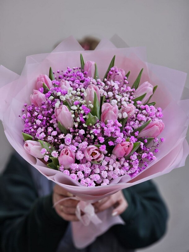 Букет с тюльпаном и гипсофилой, артикул F1248778 - 7161 рублей, доставка по городу. Flawery - доставка цветов