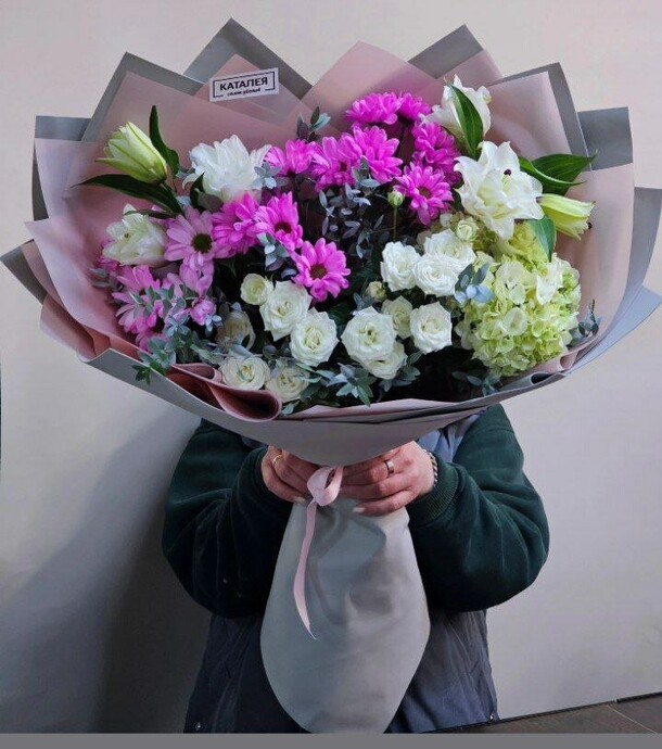 Букет микс с лилией, артикул F1248804 - 8611 рублей, доставка по городу. Flawery - доставка цветов