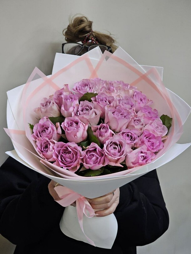 Букет с сиреневой розой, артикул F1251237 - 6590 рублей, доставка по городу. Flawery - доставка цветов