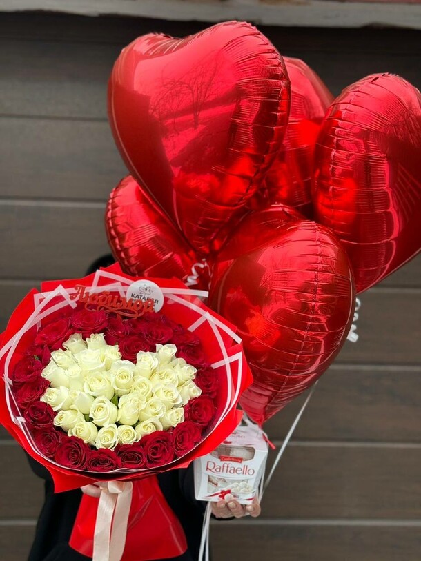 Букет "сердце" + шары + raffaello, артикул F1253571 - 17651 рублей, доставка по городу. Flawery - доставка цветов