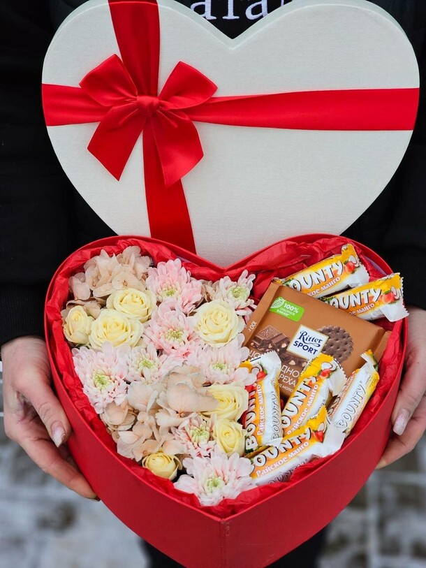 Коробка со сладостями, артикул F1253644 - 5539 рублей, доставка по городу. Flawery - доставка цветов