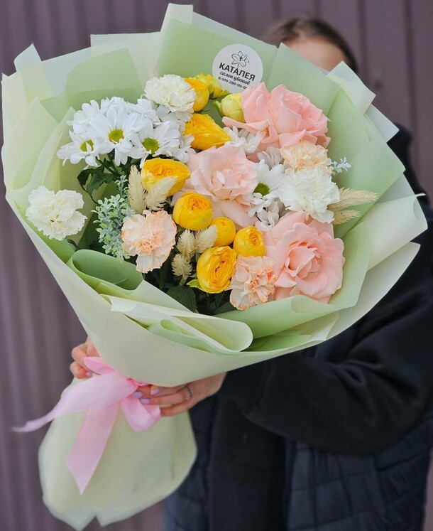 Яркий букет микс, артикул F1253737 - 6736 рублей, доставка по городу. Flawery - доставка цветов