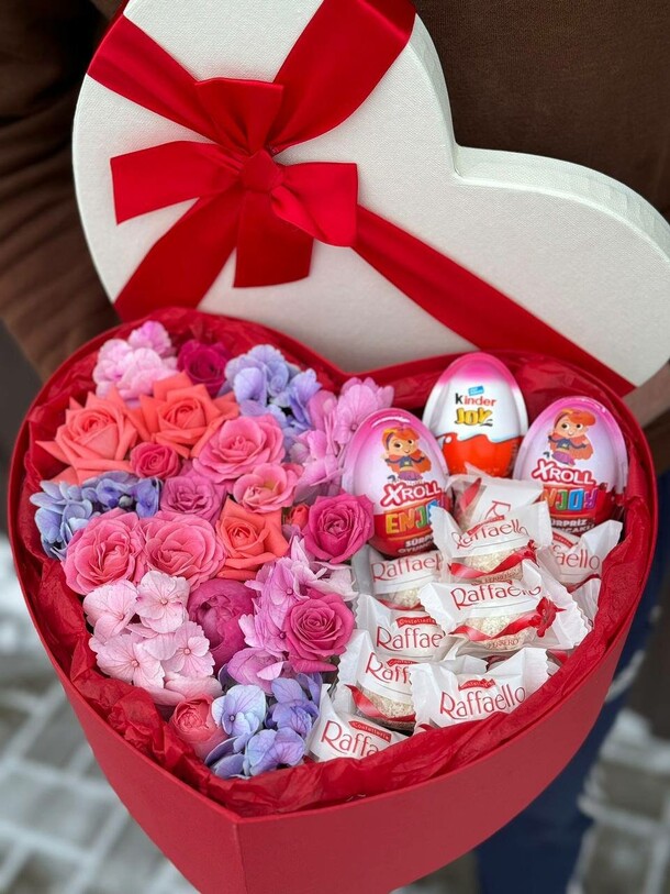 Коробка с kinder, артикул F1253751 - 5805 рублей, доставка по городу. Flawery - доставка цветов