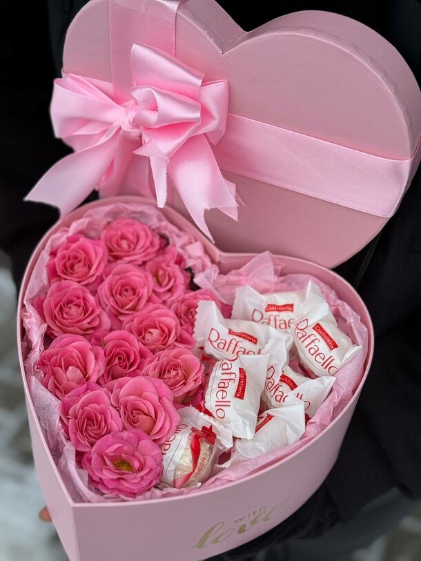 Нежная коробочка с raffaello, артикул F1253770 - 4607 рублей, доставка по городу. Flawery - доставка цветов