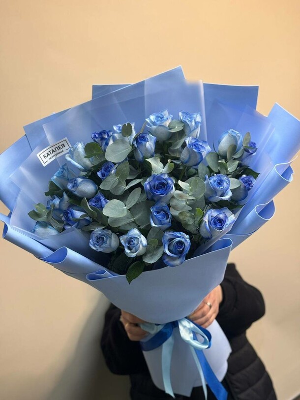 Объёмный букет с синими розами, артикул F1254099 - 10197 рублей, доставка по городу. Flawery - доставка цветов