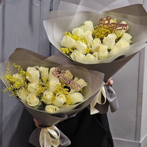 Белые розы с мимозой, артикул F1260293 - 9713 рублей, доставка по городу. Flawery - доставка цветов
