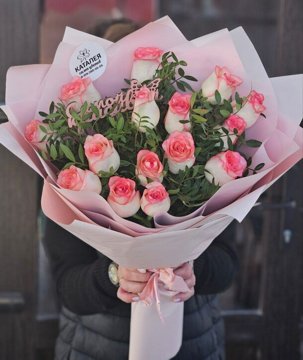 Букет с розами, артикул F1260342 - 5962 рублей, доставка по городу. Flawery - доставка цветов