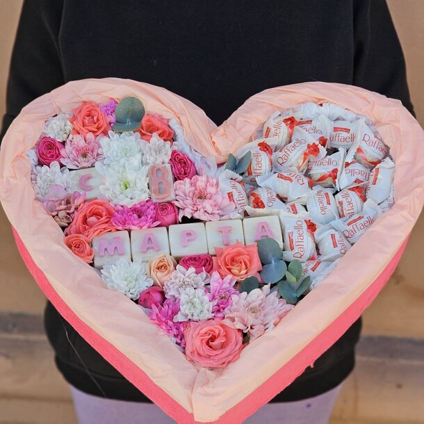 Коробочка на 8 марта, артикул F1260423 - 6807 рублей, доставка по городу. Flawery - доставка цветов