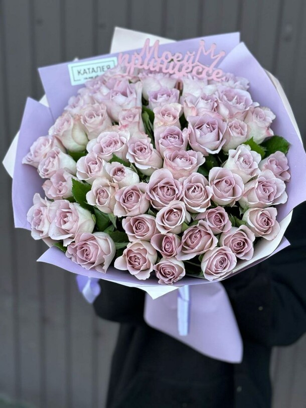 51 сиреневая роза, артикул F1260730 - 13584 рублей, доставка по городу. Flawery - доставка цветов