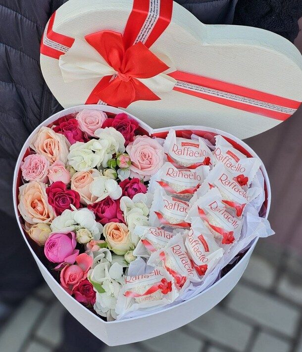 Коробочка с raffaello, артикул F1260732 - 6809 рублей, доставка по городу. Flawery - доставка цветов