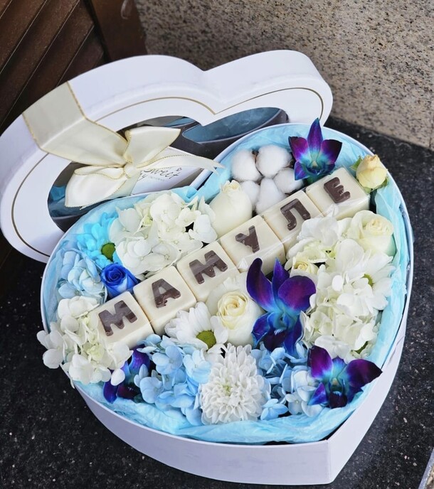 Сладкая коробочка с цветами ко дню матери, артикул F1489657 - 10450 рублей, доставка по городу. Flawery - доставка цветов