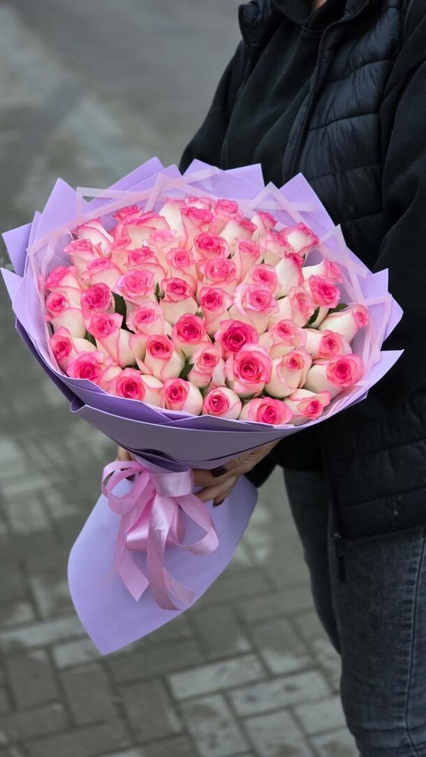 Букет из 51 розы джумилия в упаковке, артикул F1494271 - 15620 рублей, доставка по городу. Flawery - доставка цветов