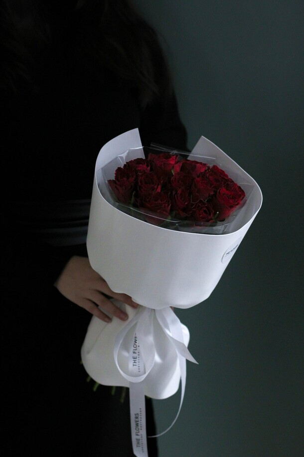 Монобукет из 15 алых роз, артикул F1369000 - 3250 рублей, доставка по городу. Flawery - доставка цветов