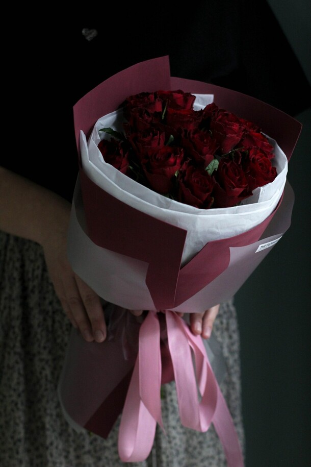 Монобукет из 15 кениских роз, артикул F1370135 - 3250 рублей, доставка по городу. Flawery - доставка цветов