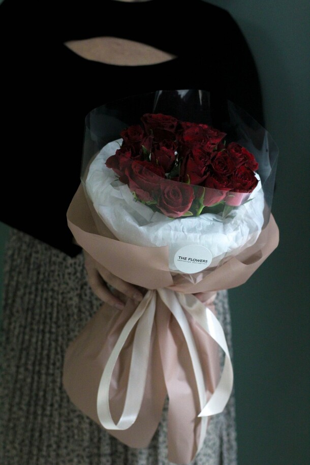 Монобукет из 15 алых роз, артикул F1372006 - 3250 рублей, доставка по городу. Flawery - доставка цветов