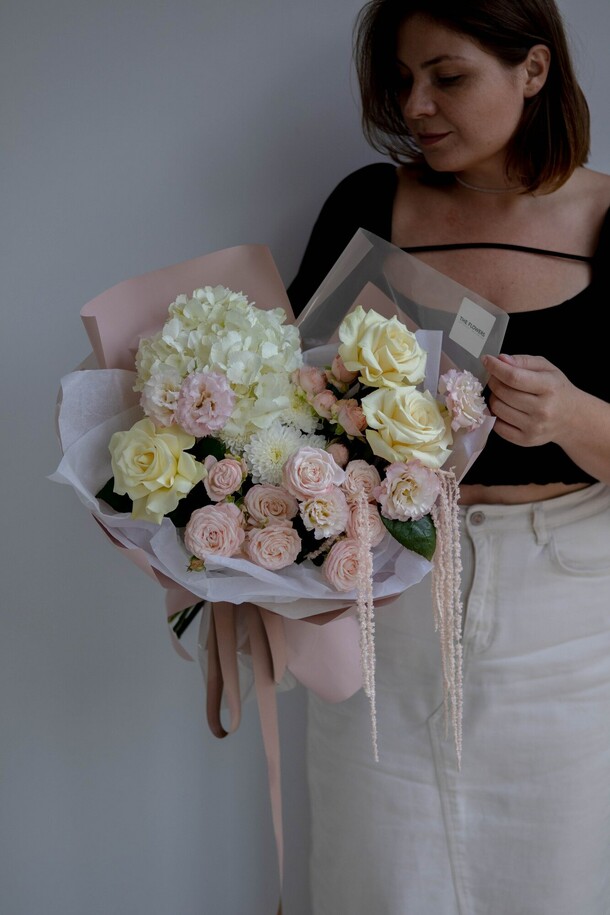 Сборный букет "розовый водопад", артикул F1445580 - 7100 рублей, доставка по городу. Flawery - доставка цветов