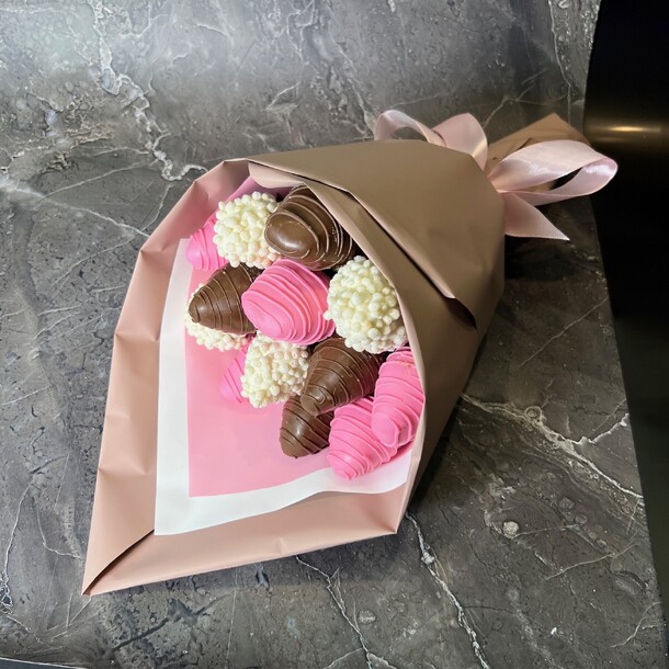 Букет клубники в шоколаде комплимент, артикул F1274959 - 2364 рублей, доставка по городу. Flawery - доставка цветов