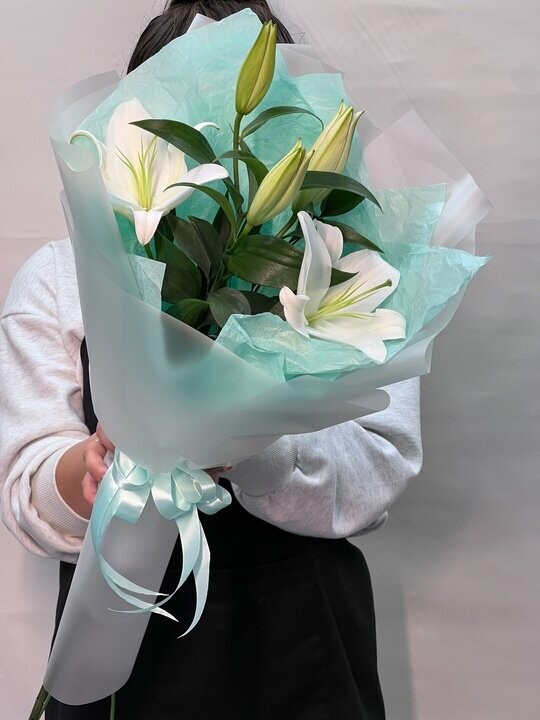 Лилия и рускус, артикул F1379294 - 1800 рублей, доставка по городу. Flawery - доставка цветов