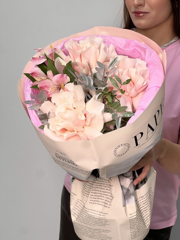 Нежный букет из французских роз и альстромерий, артикул F1487751 - 2640 рублей, доставка по городу. Flawery - доставка цветов