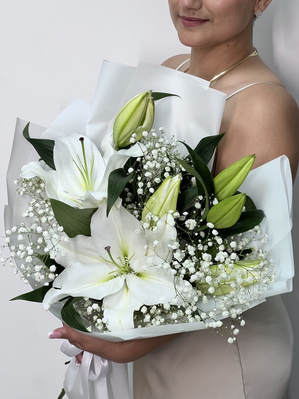 Трогательный букет из лилий и гипсофилы, артикул F1487761 - 3120 рублей, доставка по городу. Flawery - доставка цветов