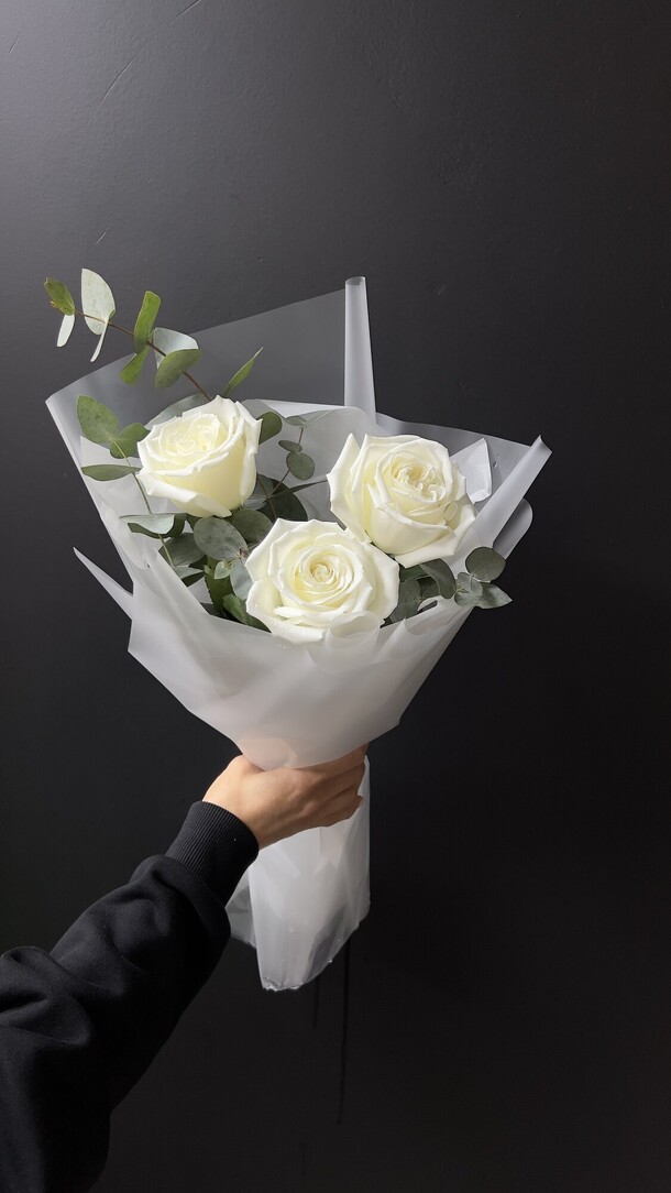 Букет из белых роз, артикул F1311053 - 2500 рублей, доставка по городу. Flawery - доставка цветов