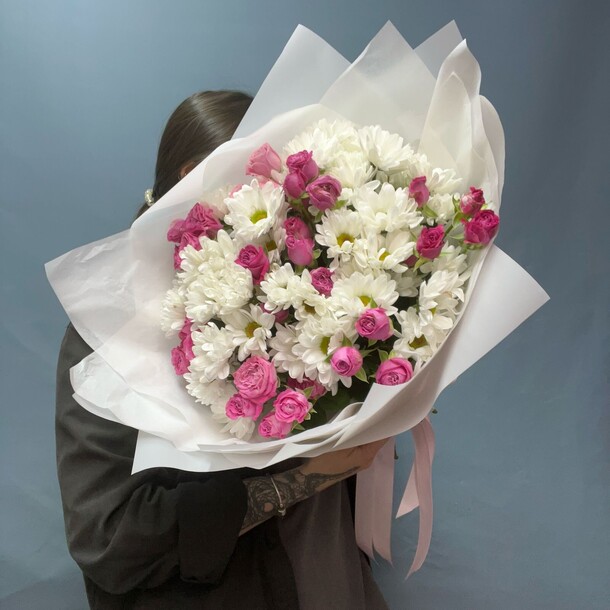 Ромашки хризантемы и кустовые розы, артикул F1280722 - 4880 рублей, доставка по городу. Flawery - доставка цветов