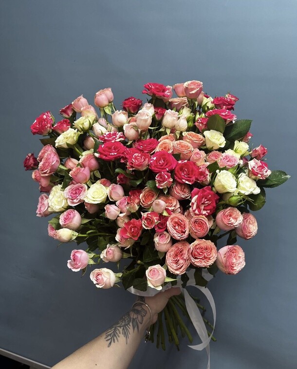 Кустовые розы микс, артикул F1283506 - 8800 рублей, доставка по городу. Flawery - доставка цветов