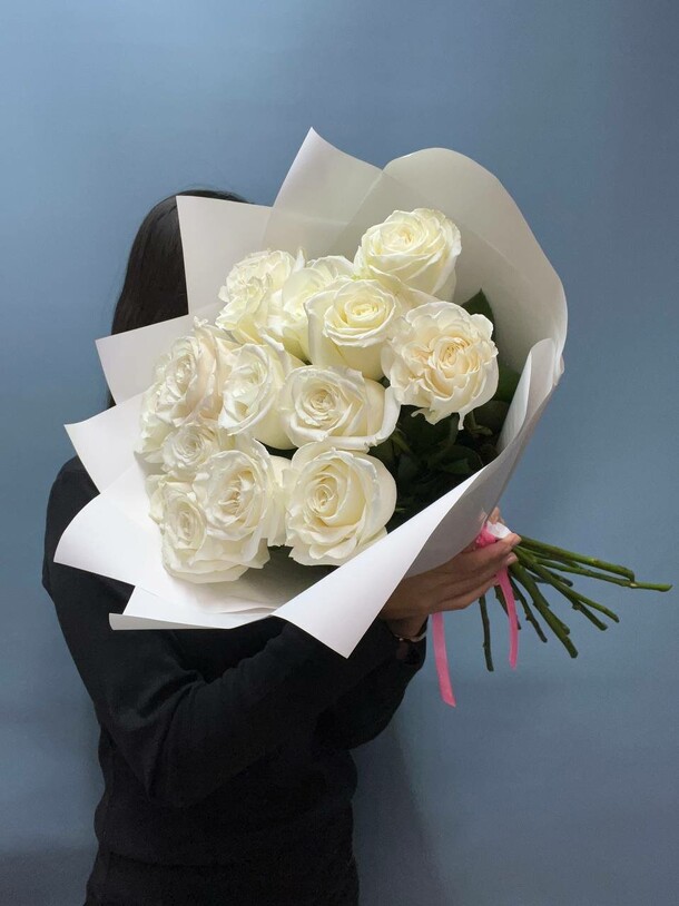 Белые розы эквадор, артикул F1284649 - 5450 рублей, доставка по городу. Flawery - доставка цветов