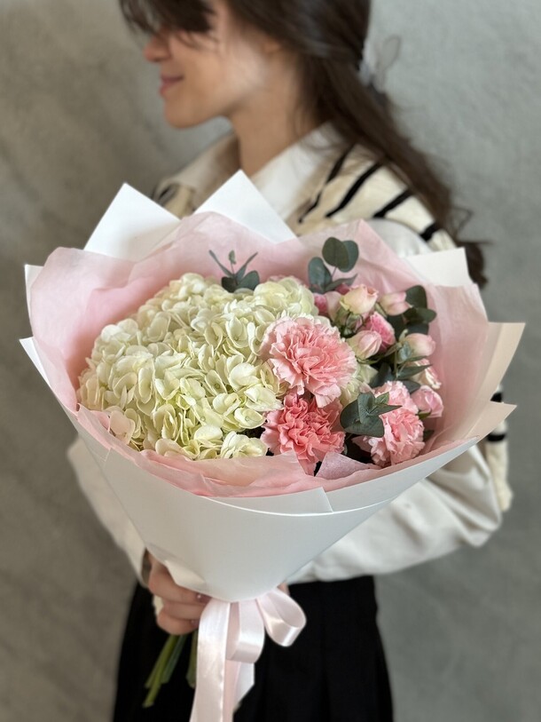 Нежное облако гортензия кустовые розы, артикул F1286916 - 3900 рублей, доставка по городу. Flawery - доставка цветов