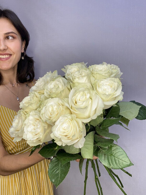 Белые розы эквадор, артикул F1286939 - 5888 рублей, доставка по городу. Flawery - доставка цветов