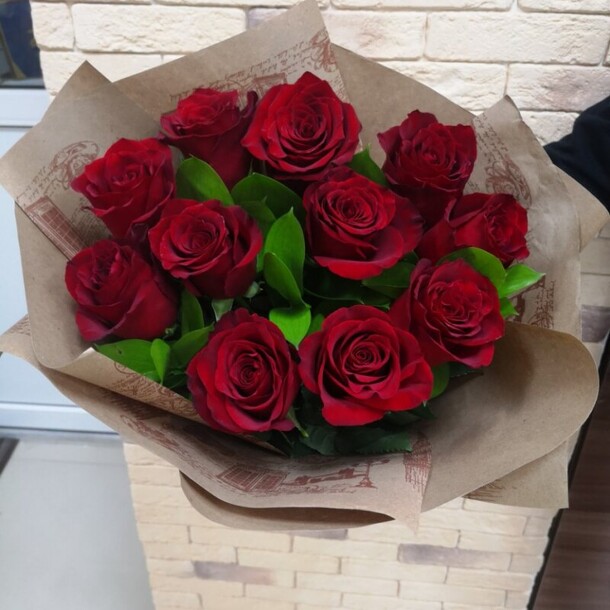 Розы с зеленью, артикул F1277147 - 4730 рублей, доставка по городу. Flawery - доставка цветов