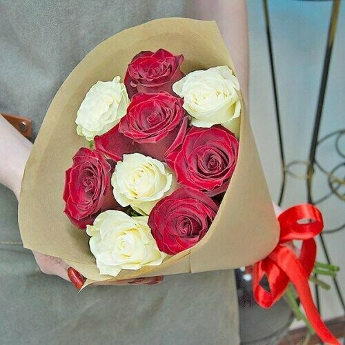 Букет белые и красные розы, артикул F1279676 - 3850 рублей, доставка по городу. Flawery - доставка цветов