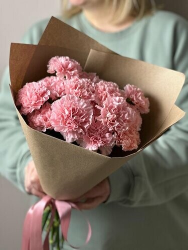 Букет из 15 диантусов в крафте, артикул F1279683 - 3905 рублей, доставка по городу. Flawery - доставка цветов