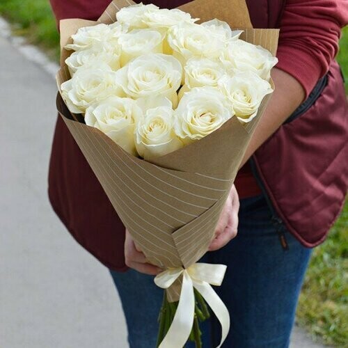 15 белых роз в крафте, артикул F1279721 - 6270 рублей, доставка по городу. Flawery - доставка цветов