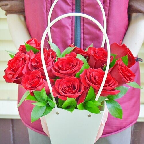 Красные розы  с зеленью в сумочке, артикул F1279740 - 6105 рублей, доставка по городу. Flawery - доставка цветов