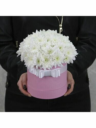 Коробка с белой хризантемой, артикул F1279778 - 4125 рублей, доставка по городу. Flawery - доставка цветов