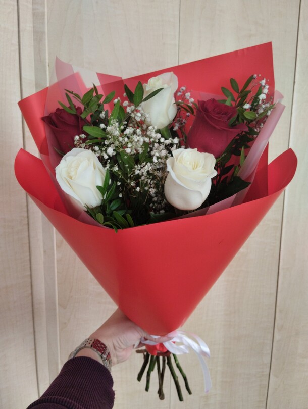 Розы с зеленью и гипсофила, артикул F1280197 - 2949 рублей, доставка по городу. Flawery - доставка цветов