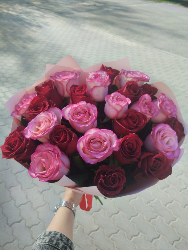 Букет из 25 роз, артикул F1281847 - 10340 рублей, доставка по городу. Flawery - доставка цветов