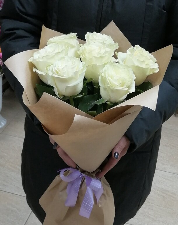 Роза белая в крафте, артикул F1282214 - 3850 рублей, доставка по городу. Flawery - доставка цветов