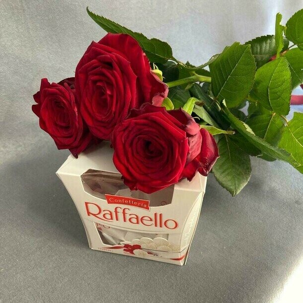 Розы с raffaello, артикул F1282406 - 2893 рублей, доставка по городу. Flawery - доставка цветов