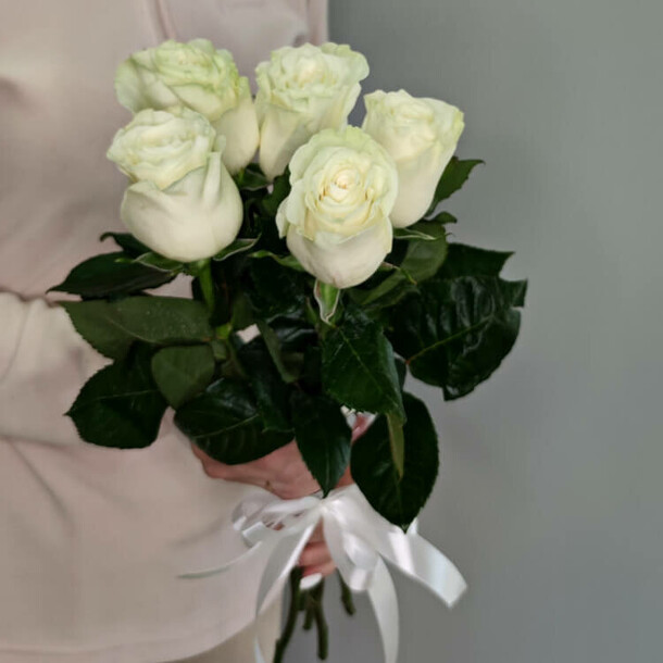 Розы под ленту, артикул F1282412 - 2662 рублей, доставка по городу. Flawery - доставка цветов