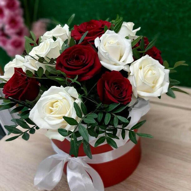 Розы в коробке, артикул F1285837 - 6919 рублей, доставка по городу. Flawery - доставка цветов