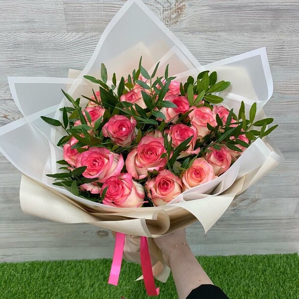 Розовые розы с зеленью, артикул F1288271 - 8558 рублей, доставка по городу. Flawery - доставка цветов